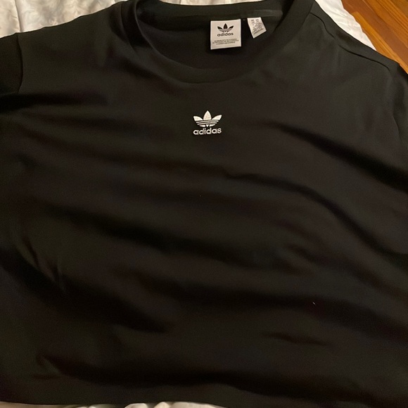 Plain black adidas crop top size XL fits like a large,worn once. - Picture 1 of 2